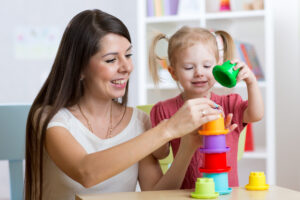 Vrouw en kind spelen met educatief speelgoed