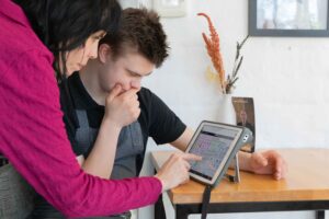 Professional en client op ipad, ondersteunde communicatie
